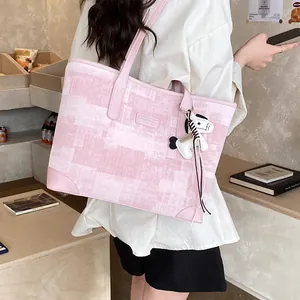 Elegante große rosa Tragetasche mit strukturiertem Muster und Pferdeanhänger im Pendlerstil