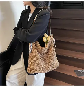 Vue détaillée d'un sac à bandoulière en paille tressée avec une bandoulière colorée