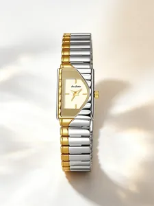 Detalle de un reloj metálico bicolor asimétrico con esfera de la marca Bee Sister.