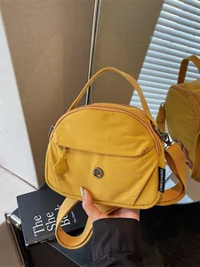 Elegante bolso bandolera de tela amarilla para mujer con asa superior y diseño casual de moda