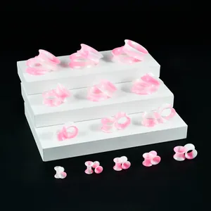 Vista dettagliata del set di tunnel auricolari in silicone rosa e bianco a colori misti