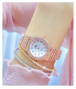 Detalle del reloj de cuarzo BS Bee Sister en oro rosa con brillantes pedrería en la muñeca.