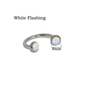 Nahaufnahme von 4mm irisierendem weißem Opal Edelstahl Hufeisen Piercing Ring