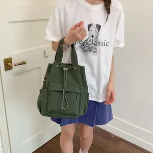 Mochila de cercanías verde oscuro con cordón, gran capacidad y diseño elegante