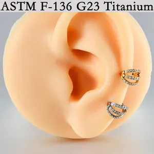 Detailansicht von G23 Titan Triple Hoop Ohrringen mit weißen Zirkonia auf einem Ohrmodell