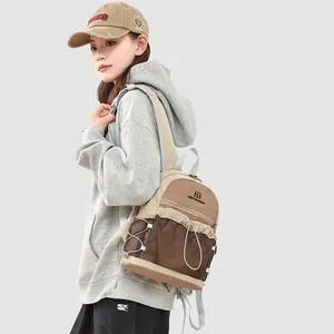 Sac à dos léger et tendance marron porté par un mannequin pour le trajet quotidien