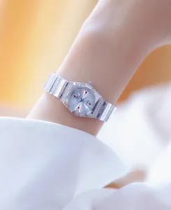Detailopname van een elegant zilveren kwartshorloge met diamanten om de pols