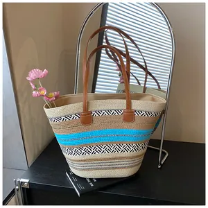 Detailansicht einer großen gestreiften Strohtasche für Strand und Sommer