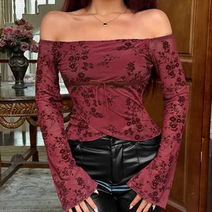 Détail du haut en mesh à épaules dénudées avec imprimé floral bordeaux et petit nœud
