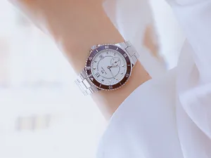 Primer plano del reloj BS Bee Sister para mujer de acero inoxidable con esfera blanca