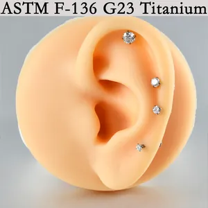Hoogwaardige G23 titanium oorkraakbeen studs met schitterende ronde zirconia in vierklauwzetting