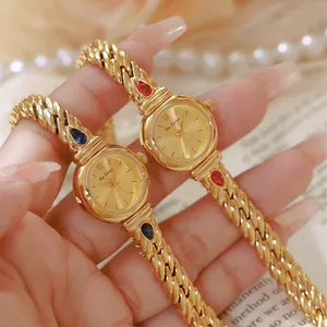 Reloj vintage de lujo con cadena de oro para mujer y circonitas rojas y azules de gota