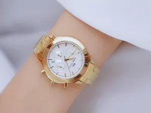 Elegante primer plano de un reloj de mujer BS Bee Sister dorado con una esfera blanca