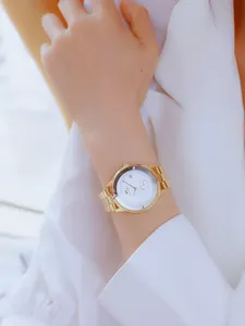 Nahaufnahme einer minimalistischen goldenen Edelstahluhr für Damen mit Sekundenzifferblatt