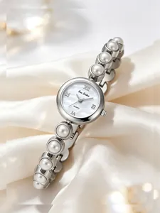 Detailansicht einer eleganten Damenuhr mit Perlenimitationen und Perlmuttzifferblatt