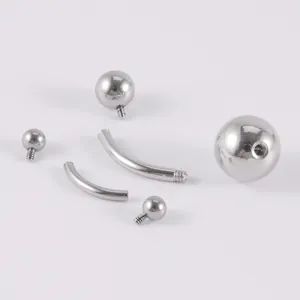 Dettaglio di barre e sfere per piercing in acciaio inossidabile con filettatura interna