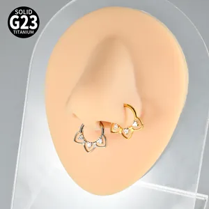 Detailopname van G23 titanium septumringen met heldere zirkoonstenen in hartvorm