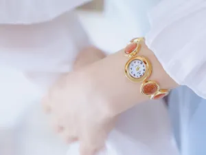 Primer plano detallado del elegante reloj BS para mujer con piedras de arena estelar