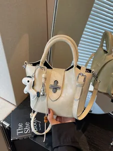 Sac seau blanc cassé élégant au design niche avec fermoir tournant et charm chiot mignon