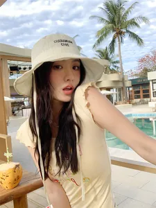 Primo piano di un elegante cappello pescatore a quadretti leggero con ricamo parasole