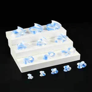 Vista macro di dilatatori in silicone marmorizzato bianco e blu, misure da 3 mm a 25 mm.