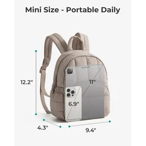 Detalle de mini mochila acolchada, medidas 12,2x9,4x4,3 pulgadas, comparativa de talla
