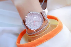 Elegante reloj de mujer con esfera de pedrería y pulseras de tenis a juego en la muñeca