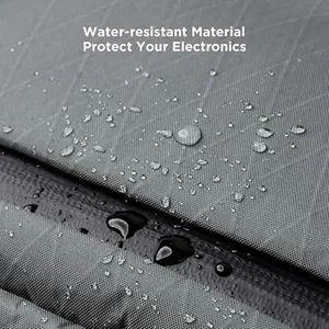 Detalle macro de la tela resistente al agua y cremallera de la bolsa deportiva