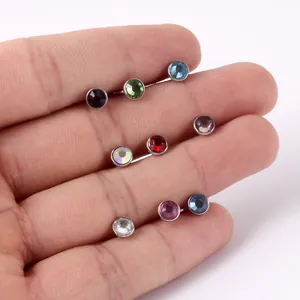 Detail van 14g inwendig schroefdraad tongpiercings met gekleurde zirkoniasteentjes