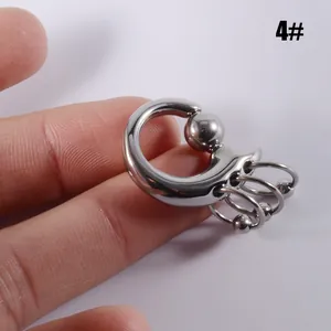 Vue détaillée d'un grand anneau à bille en acier inoxydable avec mini anneaux suspendus