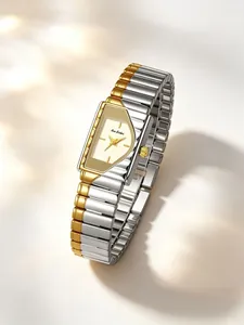 Vista detallada del reloj geométrico bicolor estilo piano en color oro y plata