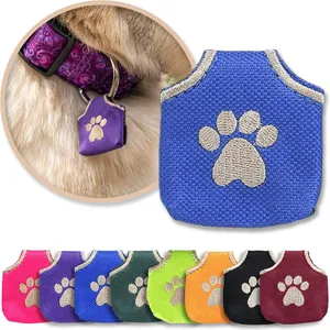 Protector de placa para perro silenciador en varios colores con detalle de huella bordada