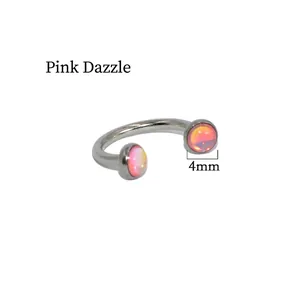 Makro-Detail eines Hufeisenrings aus Edelstahl mit 4 mm pink glitzernden Enden