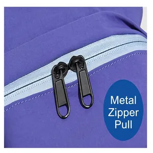 Detailansicht des robusten Metallreißverschlusses an einem blauen Wanderrucksack