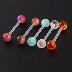 Lot de piercings de langue ou nombril en acrylique coloré présentés sur fond noir.