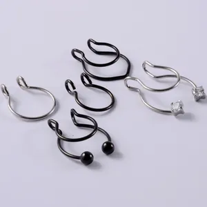 Detailansicht verschiedener Fake-Septum-Ringe aus Edelstahl mit Zirkon- und Kugelenden