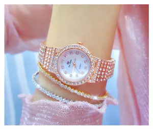 Detalle de reloj de cuarzo de lujo en oro rosa con pedrería brillante y pulsera