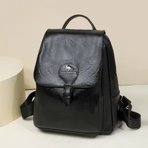 Vue détaillée d'un sac à dos pour femme en cuir noir tendance avec logo kangourou