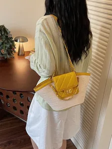 Grand sac cabas en paille tissée avec rabat matelassé jaune et bandoulière chaîne pour l'été