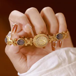 Primer plano del elegante reloj brazalete Bee Sister dorado con incrustaciones de nácar