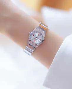 Detailopname van een zilveren luxe dameshorloge met kristallen lunette en metalen band