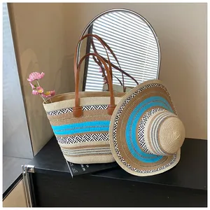 Nahaufnahme einer gewebten Strohtasche und eines passenden Sonnenhutes im Set.