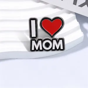 Primer plano del pin de esmalte 'I Love Mom' con corazón rojo para el Día de la Madre