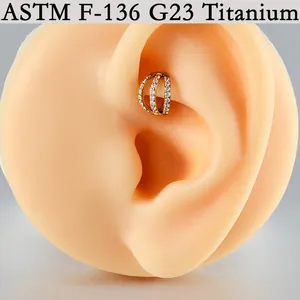Detail eines G23 Titan Clicker Rings mit weißen Zirkonia für Conch oder Septum Piercings