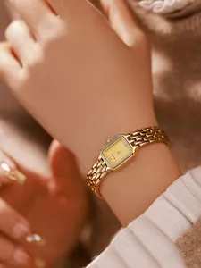 Nahaufnahme der goldenen quadratischen Bee Sister Vintage Stahluhr für Damen