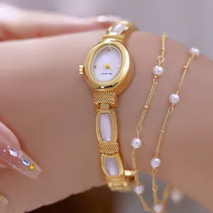 Elegante reloj dorado para mujer con esfera de nácar y pulsera de perlas decorativa
