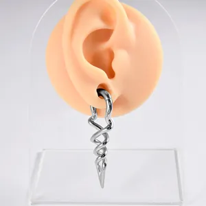 Gros plan d'un piercing d'oreille en spirale argentée sur un modèle d'oreille
