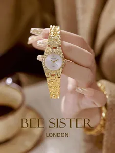 Vista detallada del reloj de pulsera Bee Sister dorado con textura de lava vintage.
