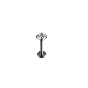 Intern geschroefde titanium labret stud met een ronde heldere zirkoon in 4-poot zetting.