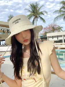 Cappello da pescatore a quadretti ricamato con tesa larga per la protezione solare al sole.